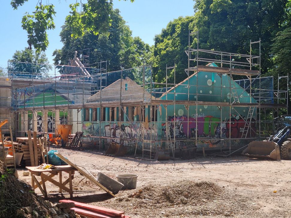 Bei der Egbert-Grundschule erhält auch die Pausenhalle ein neues Dach.