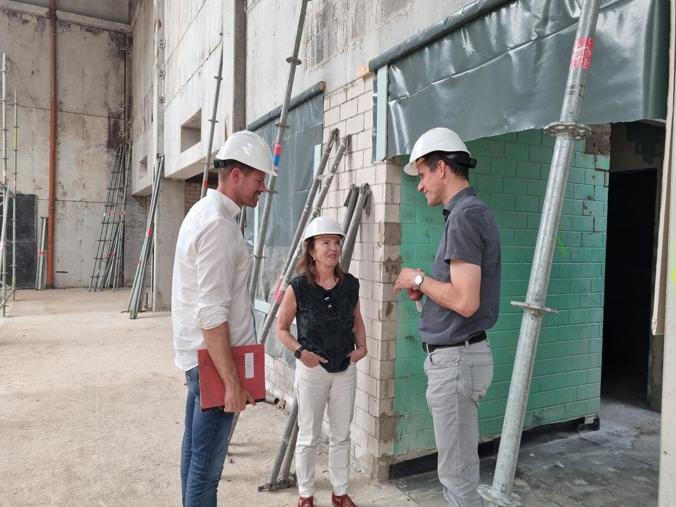 In der Wolfsberghalle erläutert Hochbauamtsleiter Romano Bonertz (links) Bürgermeisterin Elvira Garbes und Baudezernent Dr. Thilo Becker den Stand des Bauprojekts.