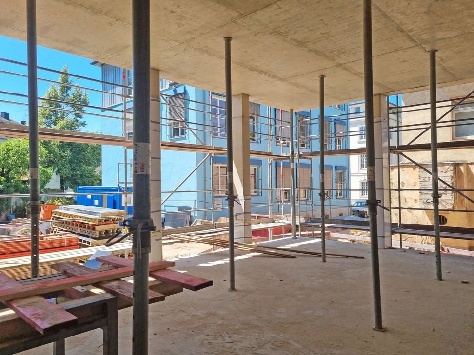 Auf der Baustelle des HGT-Anbaus bietet einer der künftigen Klassenräume Ausblicke auf drei städtische Verwaltungsgebäude.