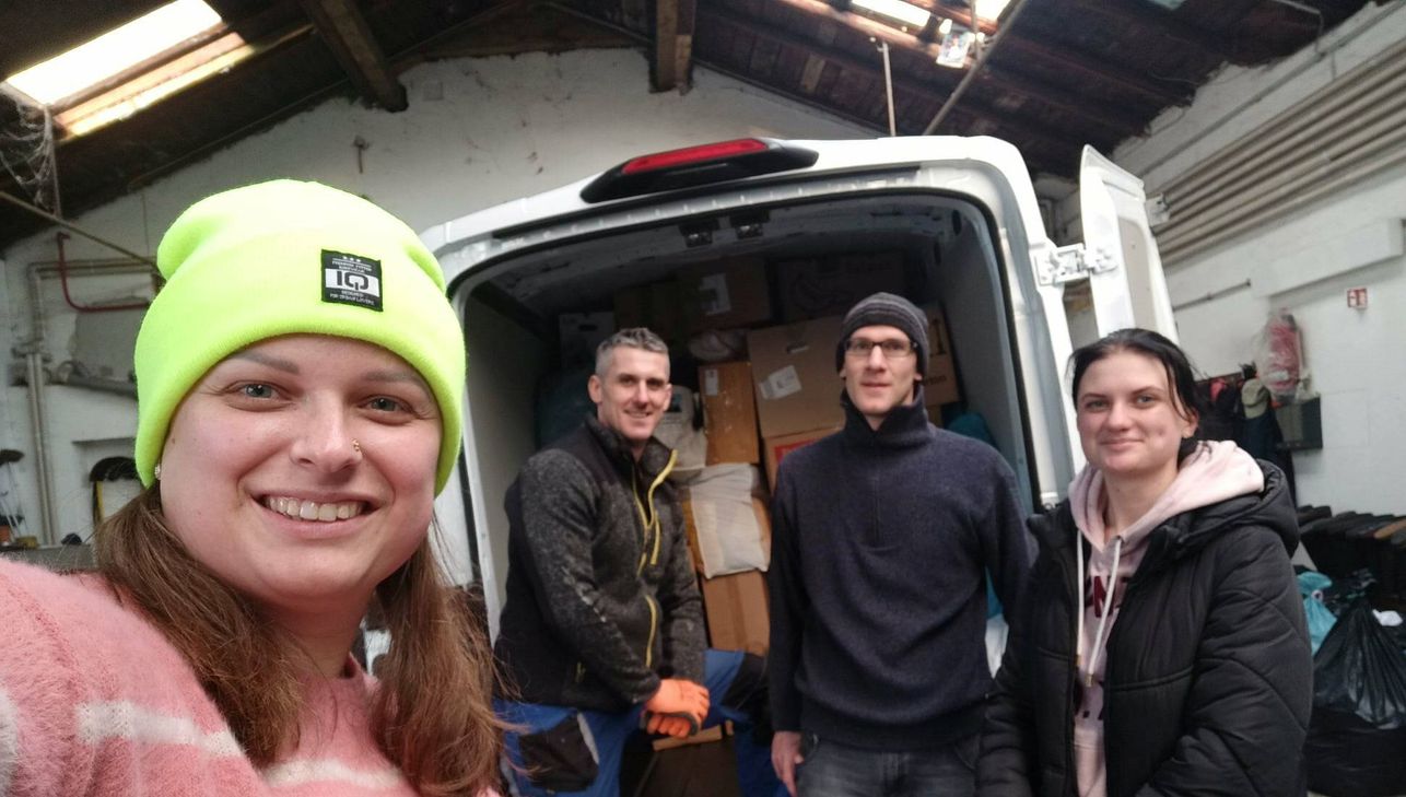 Bereits zum dritten Mal haben auch die beiden Ukrainerinnen (aus Mikolajiw – auf dem Foto von l.n.r. mit Damian und Simon), Viktoria und Anna beim Sortieren der Hilfsgüter geholfen.