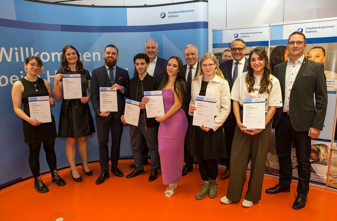 Sieben der acht bundesweit besten Gesellen aus dem Bezirk der HwK Koblenz nahmen an der Feierstunde teil (vorne, v.l.): Anna Denkel, Laura Antonia Herzmann, Constantin Forster, Mohamad Nader Salam, Isis-Amelie Richardson-Wilson, Luba Martinov und Savannah Schmitt.