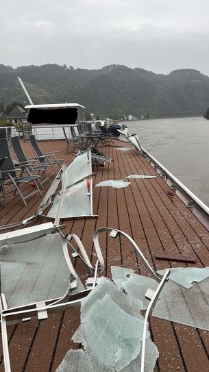 Erheblicher Schaden entstand an dem Schiff, dass gestern gegen die Brücke in Treis-Karden fuhr.