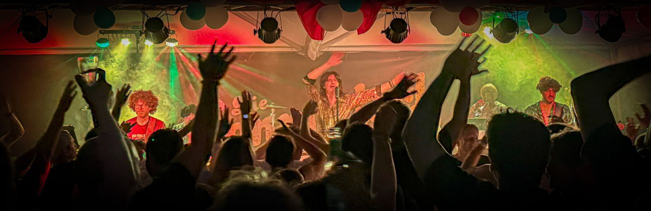Mit dabei beim Sommerfest auf der Reichsburg sind die Donnerloch Boyz aus Brodenbach, die mit Schlager-Rock, Kult-Hits und Songs aus den 70er- und 80er-Jahren für beste Stimmung sorgen.