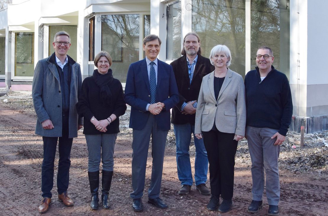 Besuch auf der Baustelle in Wittlich (v.l.): Thomas Buckler (Geschäftsführer St. Raphael), Cordula Simmons, Dr. Johann Christian Meier, Thomas Schütz (alle Else Schütz Stiftung), Hospiz-Leiterin Cordula Bielemeier, Hospiz-Pflegedienstleiter Edgar Heckel .