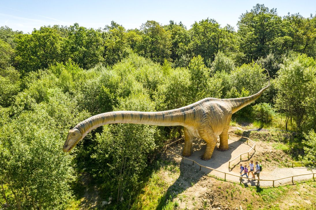 Lebensecht gestaltete Dinosaurier lassen sich im Dinosaurierpark Irrel (unweit der Teufelsschlucht) bewundern.