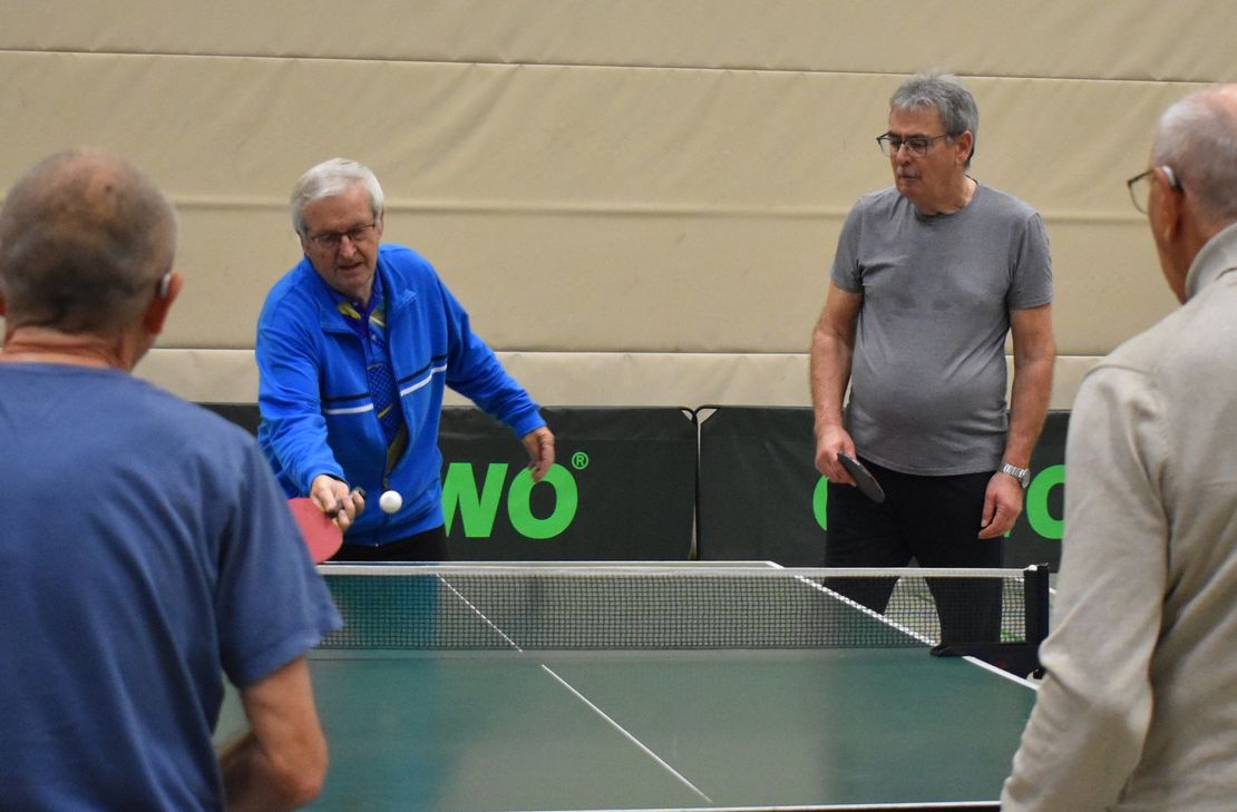 Die Parkinson-Tischtennisgruppe in Neuerburg, bestehend aus 14 Mitgliedern aus der ganzen Region, trainiert gemeinsam für mehr Gesundheit, Lebensfreude und Gemeinschaft