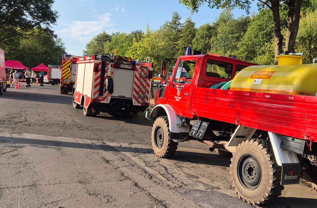 An der L141 zwischen Dreis und Salmtal, im Bereich des sogenannten Asbergs, ist es zu einem Waldbrand gekommen. Die Feuerwehr rückte mit einem Großaufgebot an.
