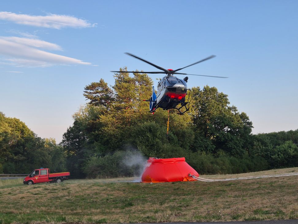 An der L141 zwischen Dreis und Salmtal, im Bereich des sogenannten Asbergs, ist es zu einem Waldbrand gekommen. Die Feuerwehr rückte mit einem Großaufgebot an.