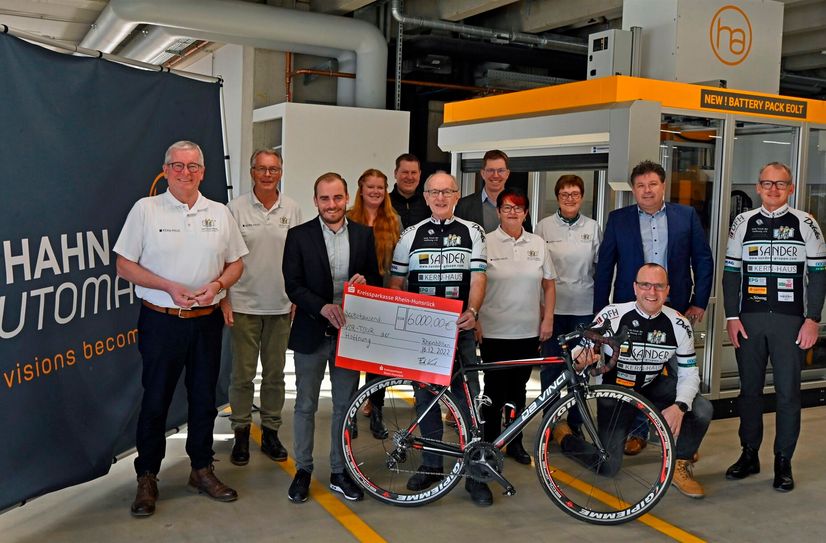 Das Unternehmen HAHN Automation spendete 6000 Euro an die VOR-TOUR der Hoffnung.