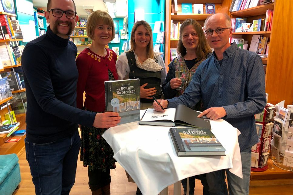 Stolze Buchpräsentatoren (von links): Sven Nieder, Regionalia Verlag, Paula Kolz, Lisa Klose, Annette Götz und Oliver Götz.