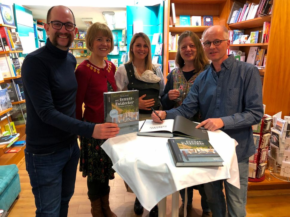 Stolze Buchpräsentatoren (von links): Sven Nieder, Regionalia Verlag, Paula Kolz, Lisa Klose, Annette Götz und Oliver Götz.
