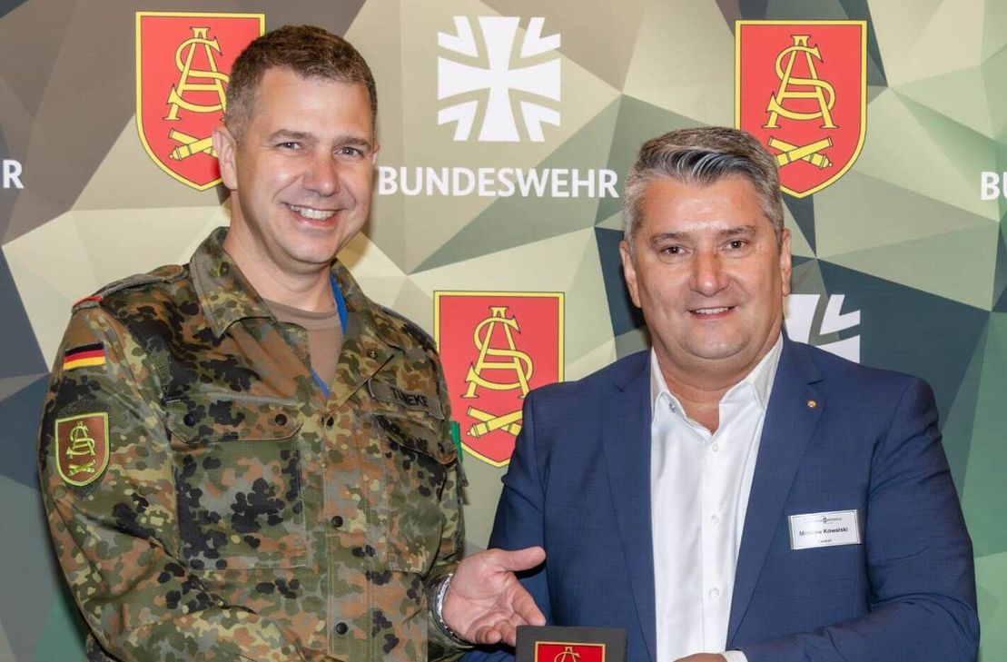 Den General der Artillerietruppe, Oberst Olaf Tuneke (links), besuchte Landrat Miroslaw Kowalski in der Rilchenbergkaserne