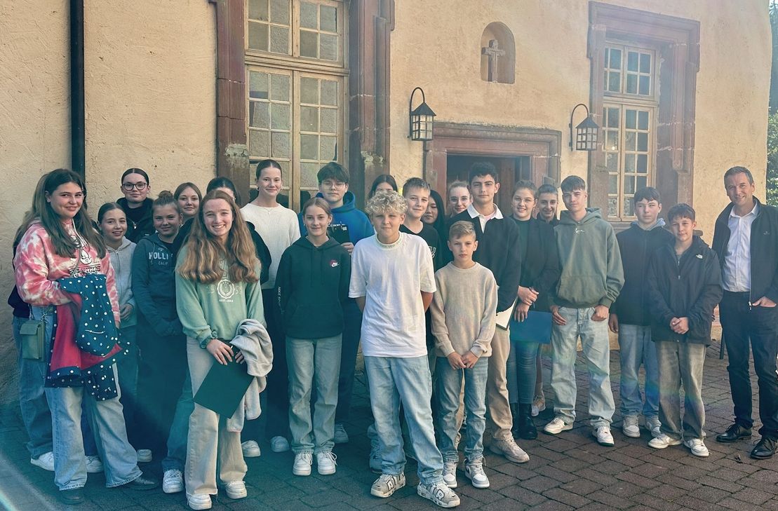 Bürgermeister Manuel Follmann mit den Teilnehmenden der Veranstaltung „Popcorn im Maisfeld“.
