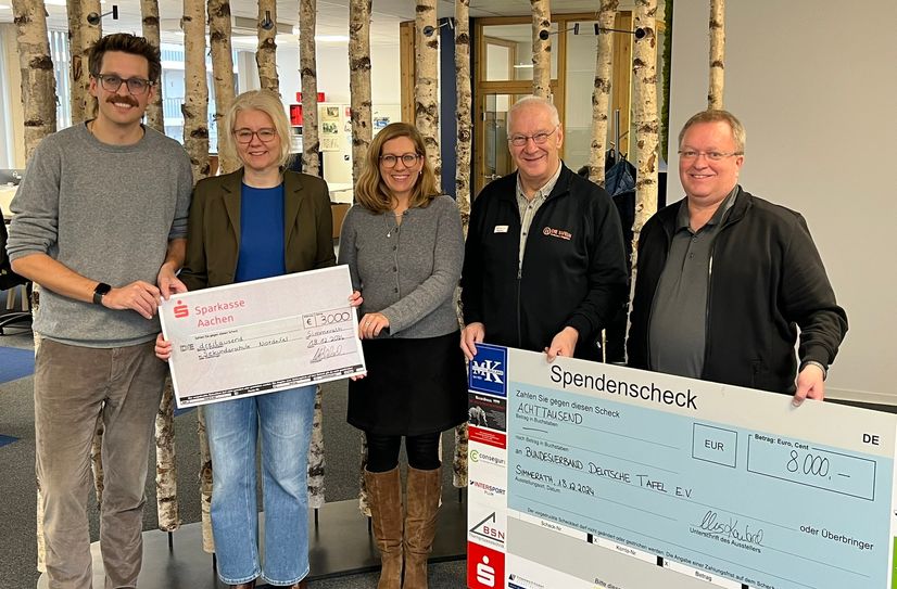 Initiator Urs Kaulard, Diana Hoch, Nathalie Schepp (beide Sekundarschule) Georg Kaulen (Monschauer Tafel) und Ingo Braun (Hansa Simmerath) bei der Scheckübergabe vom 14. Nordeifeler Businessrun.