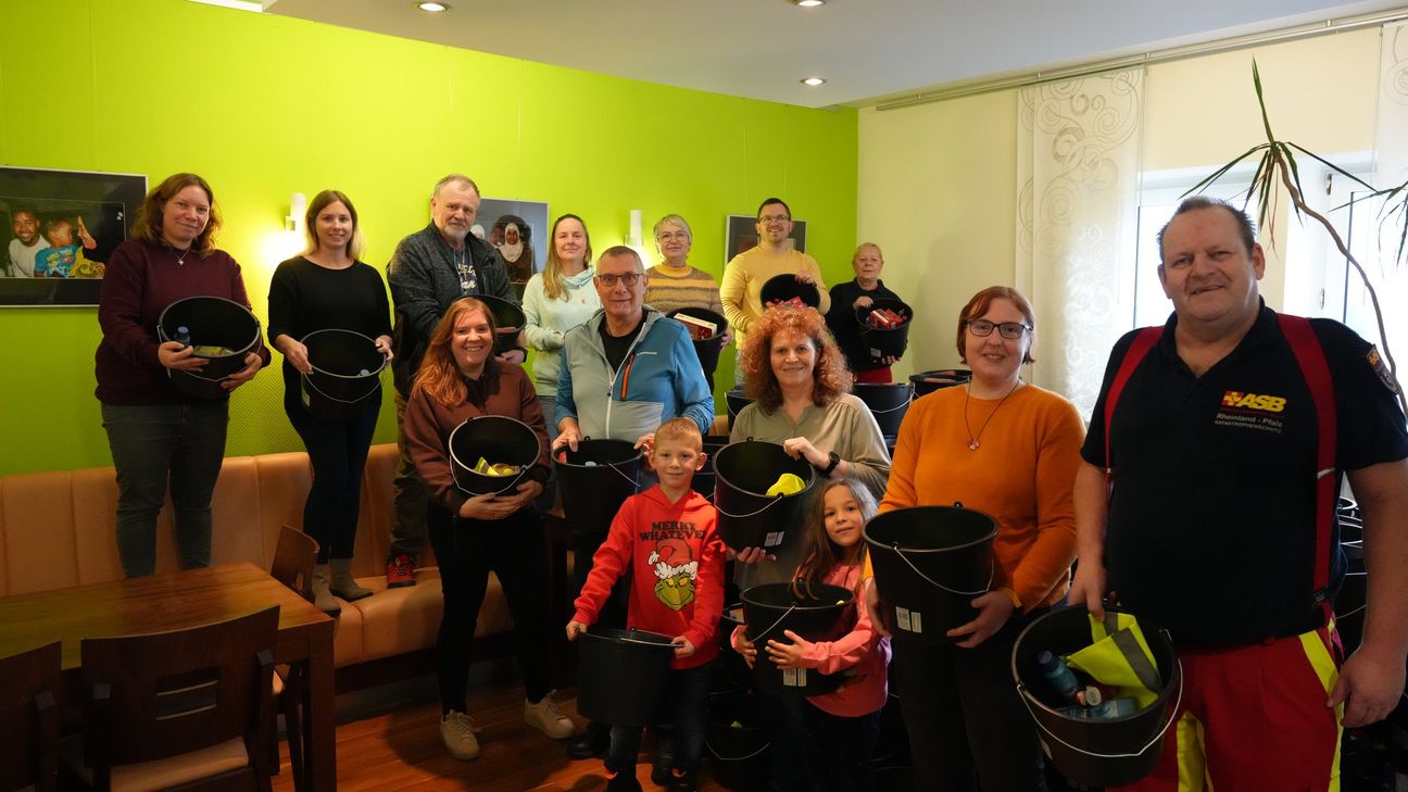 Viele fleißigen Helfer verpacken die Überraschungseimer  für Trucker für die große Weihnachtsaktion