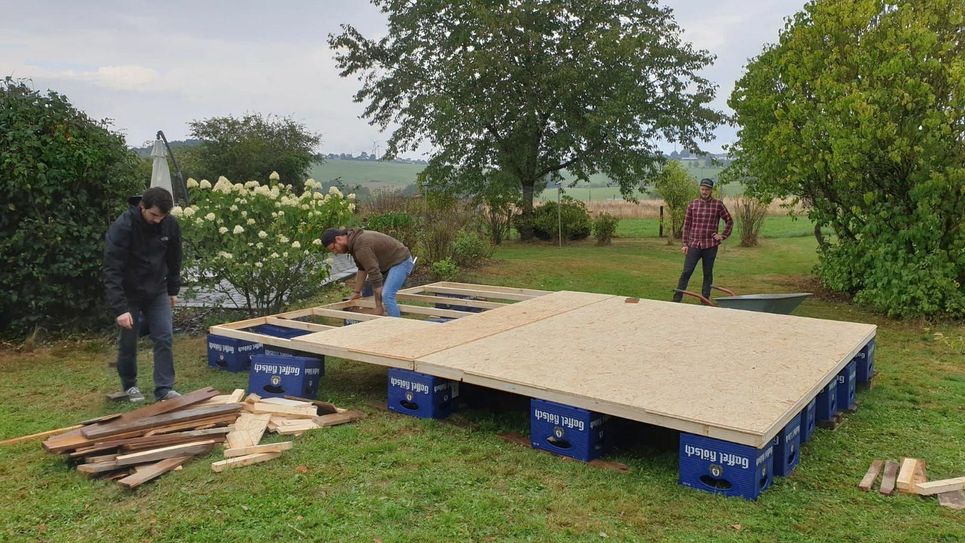 Am Wochenende zimmerten die Mitglieder der Band »Karlsson«  in Kamberg die Bühne für das außergewöhnliche Hinterhof-Festival »Bei Mutter brennt noch Licht« zusammen. Foto: Privat