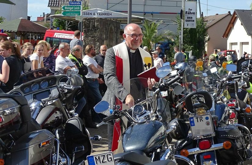 Die Segnung der Motorräder durch einen Geistlichen ist bei jeder Sternfahrt fester Bestandteil.