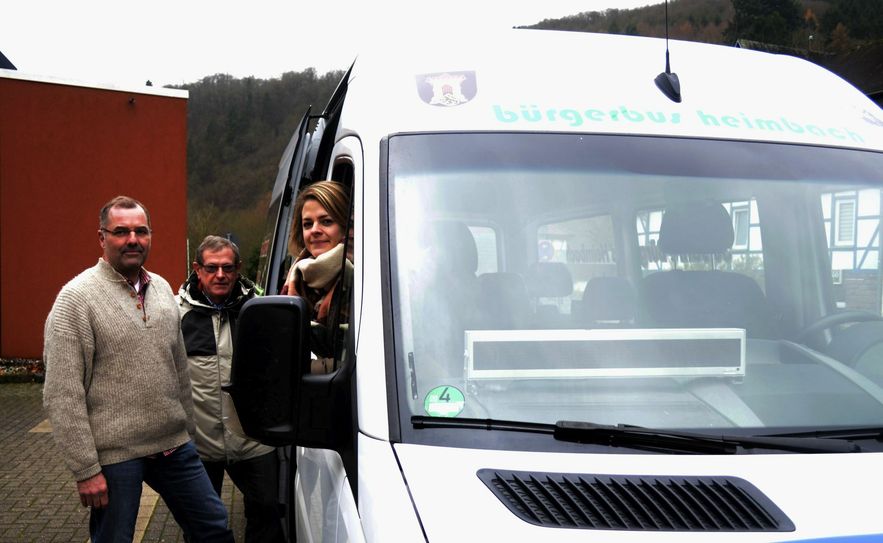 »Unsere Fahrer werden immer älter und sind meistens Rentner. Wir brauchen dringend Nachwuchs, wenn wir den Bürgerbus am Leben erhalten wollen« - das sagen Thomas Wagenbach (v.li.), Matthias Beul und Katrin Möllers, Fahrer des Bürgerbusses. mn-Foto