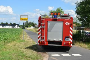 Während der Entschärfung sperrten Feuerwehr, Ordnungsamt und Polizei die Zufahrtsstraßen zum evakuierten Gebiet. Foto: Scholl
