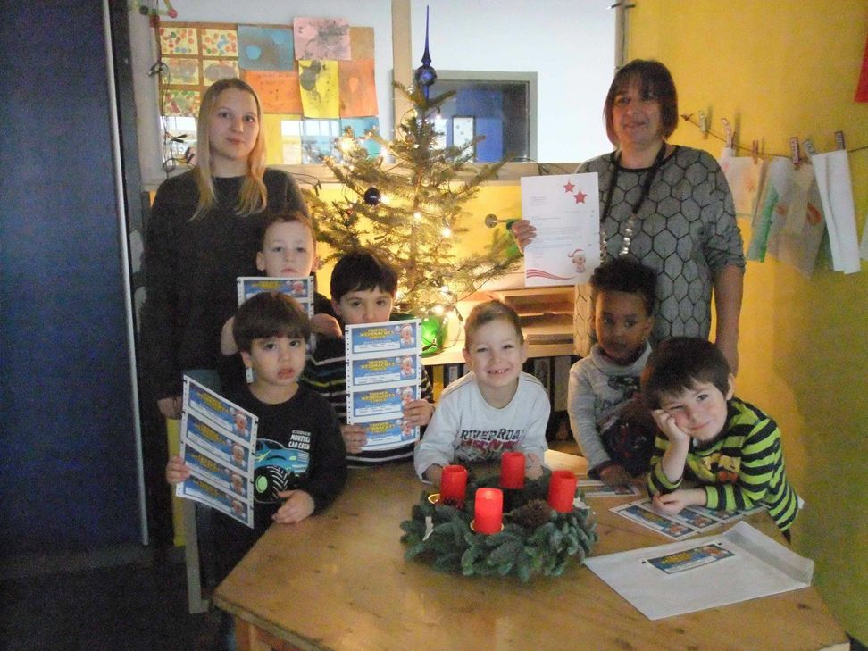 Groß war die Freude bei Kita-Leiterin Katja Dahlke und den Kindern der Kindertagesstätte "Adolph Kolping", als sie insgesamt 25 Eintrittskarten für den Trierer Weihnachtscircus erhielten. Foto: Fischer