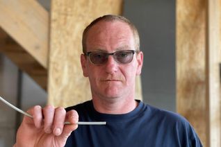 Der Einbrecher hat Stromleitungen und die Verbindungen der Überwachungstechnik beim Cochemer Feuerwehrmann Thomas Fischer (Foto) durchtrennt.  Dennoch wurde der Täter bei dem Einbruch gefilmt. Das Foto des unbekannten Mannes mussten wir aus rechtlichen Gründen unkenntlich machen.