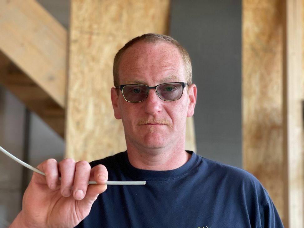 Der Einbrecher hat Stromleitungen und die Verbindungen der Überwachungstechnik beim Cochemer Feuerwehrmann Thomas Fischer (Foto) durchtrennt.  Dennoch wurde der Täter bei dem Einbruch gefilmt. Das Foto des unbekannten Mannes mussten wir aus rechtlichen Gründen unkenntlich machen.