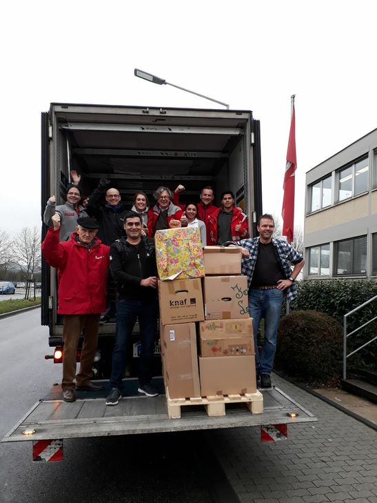 Abschiedsfoto mit einigen der rund 300 Hilfspakete aus der Region, bevor der Lkw sie zu den übrigen zehntausenden aus ganz Deutschland bringt, die am zweiten Weihnachtsfeiertag per Konvoi zu bedürftigen Menschen in Osteuropa gestartet sind. Foto: Johanniter