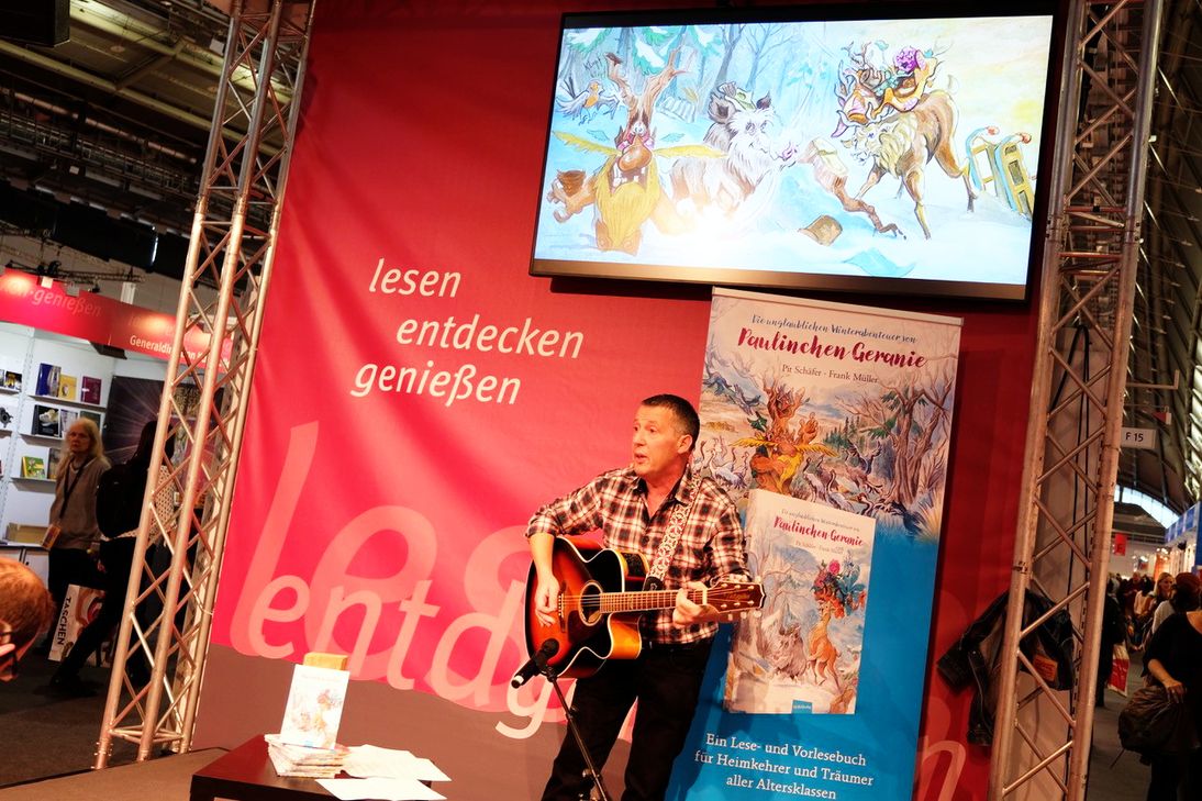 Erinnern Sie sich an Paulinchen Geranie? Mit dem bezaubernden Kinderbuch schaffte es Debüt-Autor Hans-Peter Schäfer 2018 bis zur Frankfurter Buchmesse. In diesem Jahr auch. Mit seinem zweiten Werk. Auf der Frankfurter Buchmesse hat Pit Schäfer sein zweites Werk präsentiert.       Foto: Eifelbildverlag