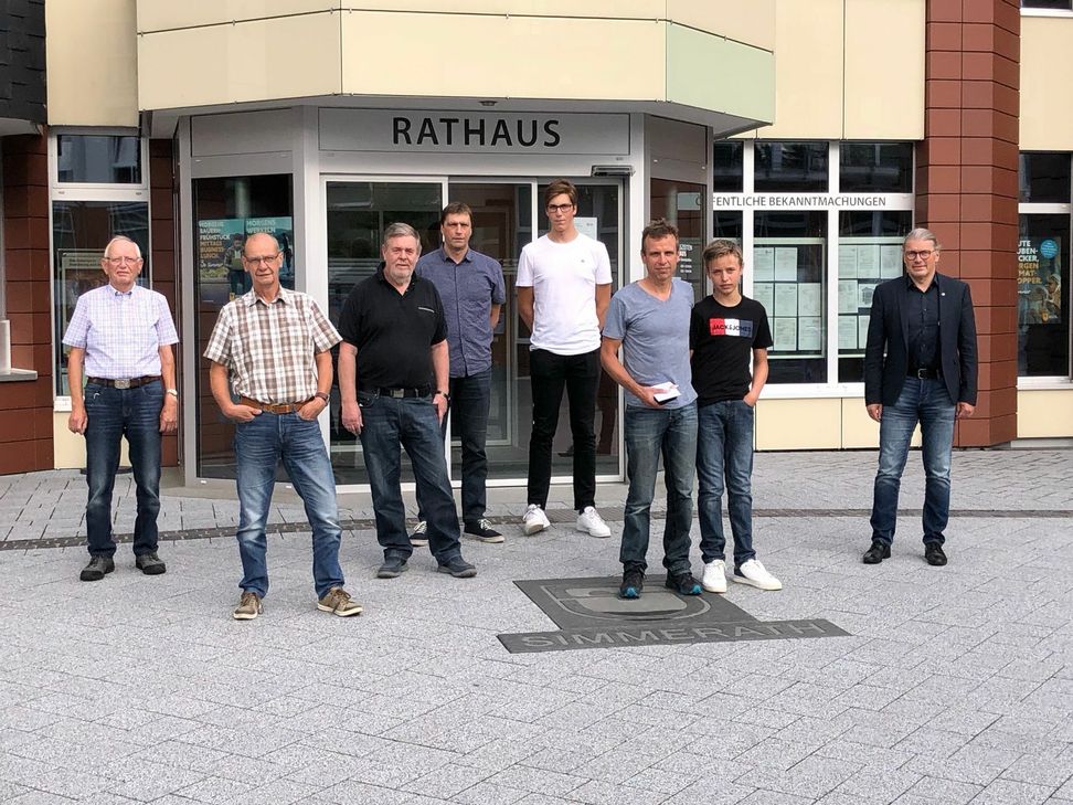 Bürgermeister Bernd Goffart (r.) ehrte die eifrigsten Teilnehmer der Aktion »Stadtradeln« aus der Gemeinde Simmerath. Er selbst will im nächsten Jahr als die diesmal zurückgelegten 40 Kilometer beisteuern. Foto: T. Förster