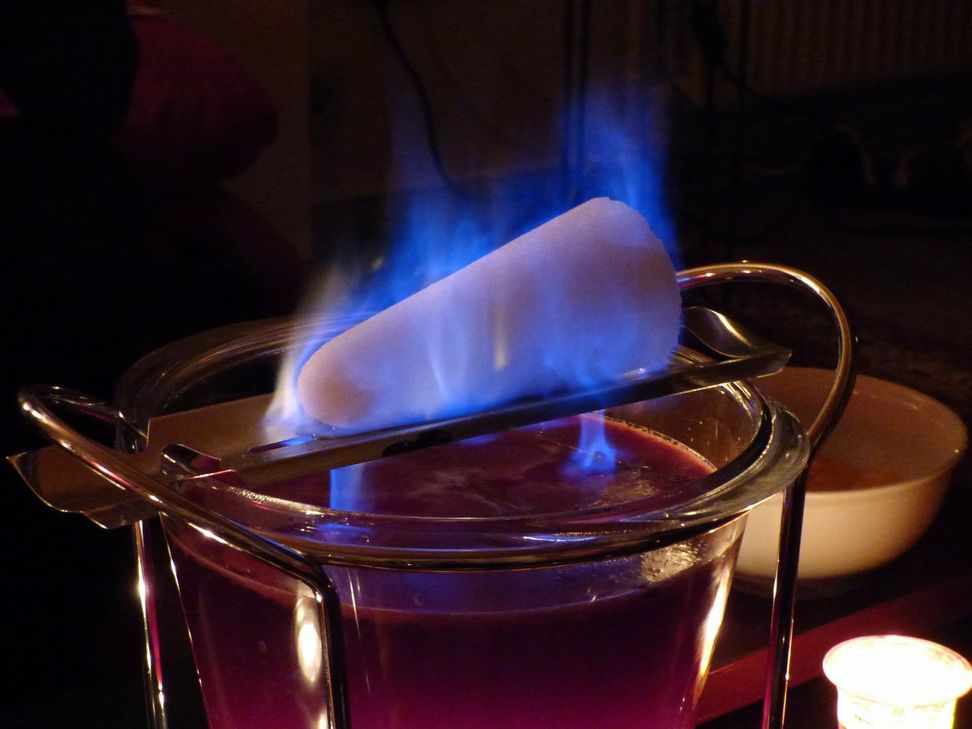 Beim Winterkino präsentiert die ttm den Kultfilm "Die Feuerzangenbowle" erneut auf der großen Leinwand - da darf natürlich auch ein Glas Feuerzangenbowle nicht fehlen. Foto: Pixabay