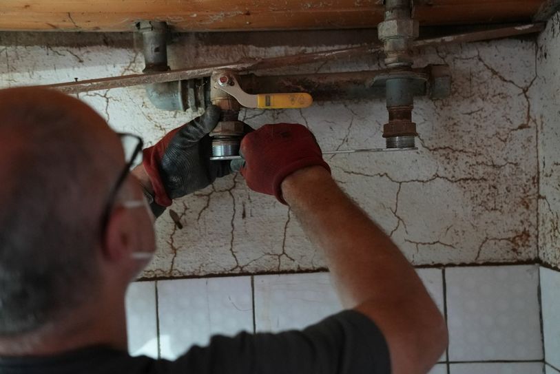 Monteure der enm müssen in vielen Häusern die Gaszähler demontieren. Foto: Schmidt/evm