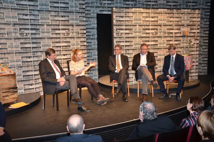 Theaterfan Judith Okon im unterhaltsamen Gespräch mit namhaften Unterstützern der »Schultheatertage« aus den Kreisen Düren und Heinsberg sowie Stadt und Städteregion Aachen. Foto: T. Förster