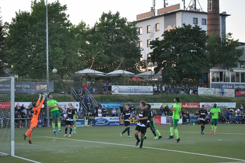 In dieser Szene konnte Mendigs Pascal Zimmer das Tor der TuS Koblenz noch nicht in Gefahr bringen.