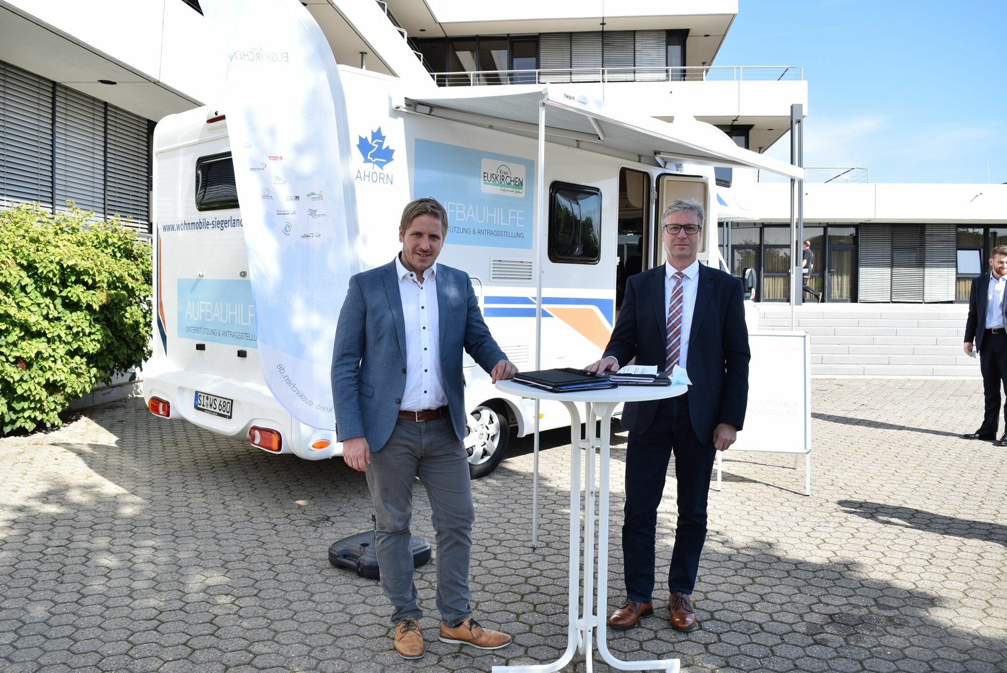 Landrat Markus Ramers (li.) und Wiederaufbaukoordinator Achim Blindert informieren zu den Wiederaufbauhilfen. Foto: Breuer