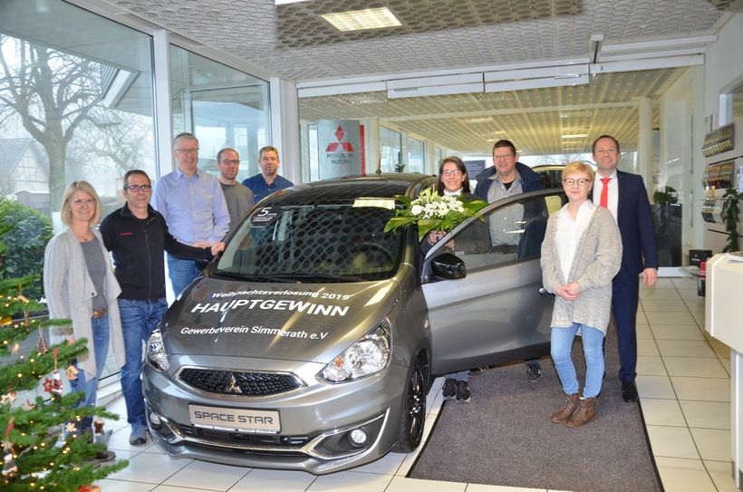 Andrea Söns und Heinz-Peter Hammerschmidt freuen sich über den neuen Mitsubishi Space Star, den sie bei der Simmerather Weihnachtsverlosung gewonnen haben. Mit dem Paar freut sich der Gewerbeverein Simmerath und die Familie Offermann, aus deren Eicherscheider Autohaus der Hauptpreis stammt. Foto: T. Förster