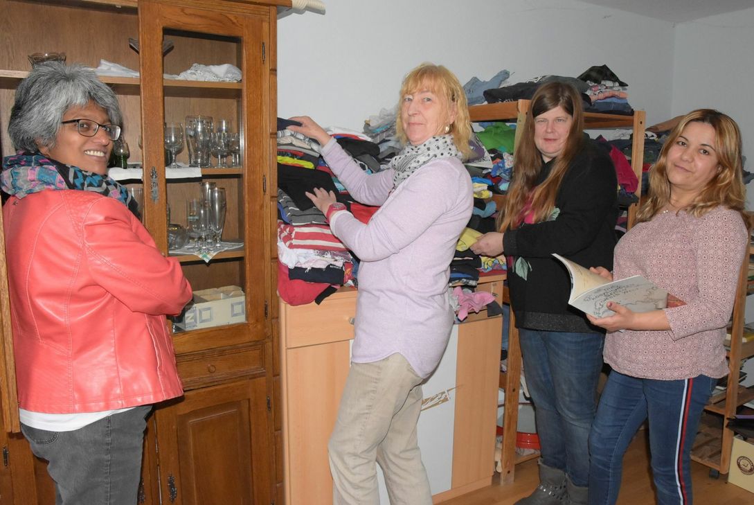 Dass es so gut klappt im Umsonstladen der Hermeskeiler Kindertagesstätte Adolph Kolping, ist dem Team ehrenamtlicher Helfer zu danken. Im Bild (v.l.) Tanja Schmitt-Blasius, Luise Borresch, Heike Pink und Rihan Salmou (v.l.). Foto: Schmieder