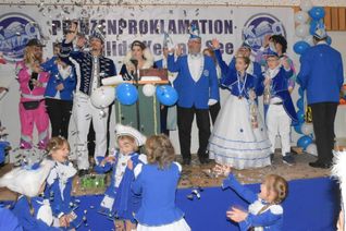 Sitzungspräsident Reinhard Lorenz zwischen den neuen Regenten des KCC (v.l.): Prinz Jochen I. (Schnepp) und Prinzessin Nadine I. (Justinger) sowie Mia II. und Lennox I., das Kinderprinzenpaar der Session. Foto: Schmieder