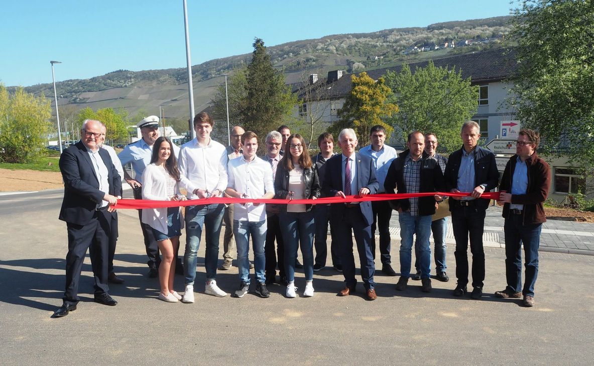 Schüler des Nikolaus von Kues Gymnasiums schneiden symbolisch neben Stadtbürgermeister Wolfgang Port (ganz links) ein rotes Band durch. Foto: FF