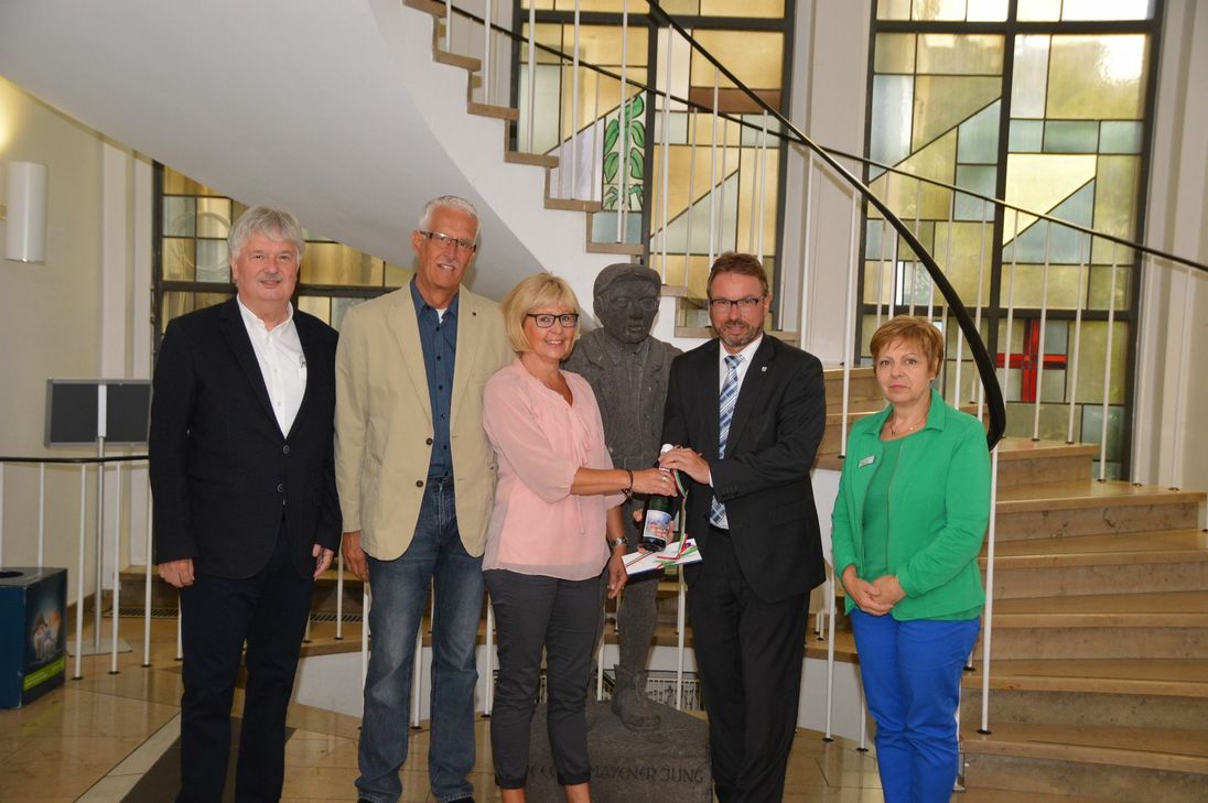 Von links: Bürgermeister Rolf Schumacher, Raphael und Maria Dupont, Oberbürgermeister Wolfgang Treis und Elke Wolff vom Einwohnermeldeamt.