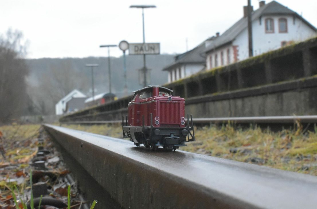 Am Dauner Bahnhof werden Züge voraussichtlich so schnell nicht halten. Die Eifelquerbahn zwischen Kaisersesch und Gerolstein ist stillgelegt. Foto: Mager