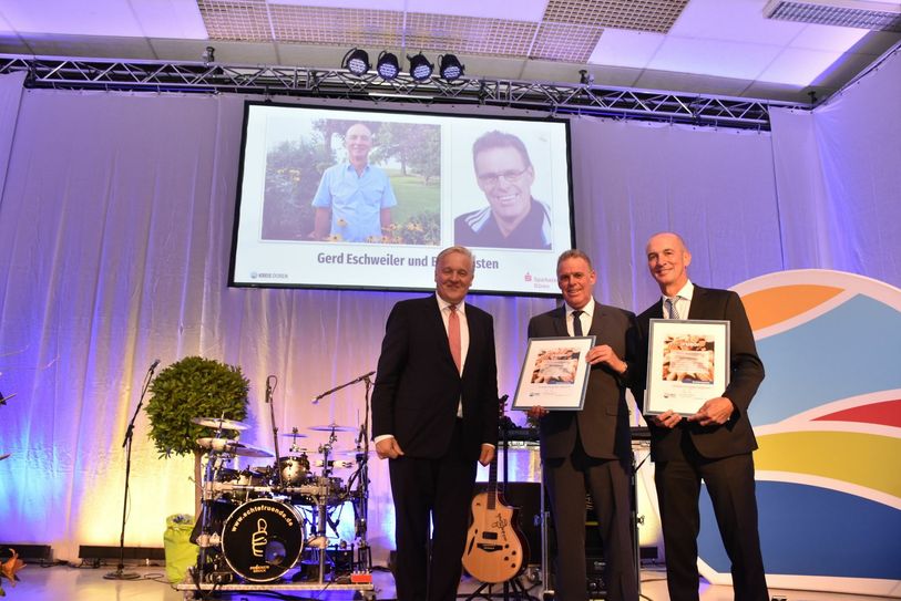 Die Ehrenpreisträger Gerd Eschweiler und Erich Leisten mit Dürens Landrat Wolfgang Spelthahn.