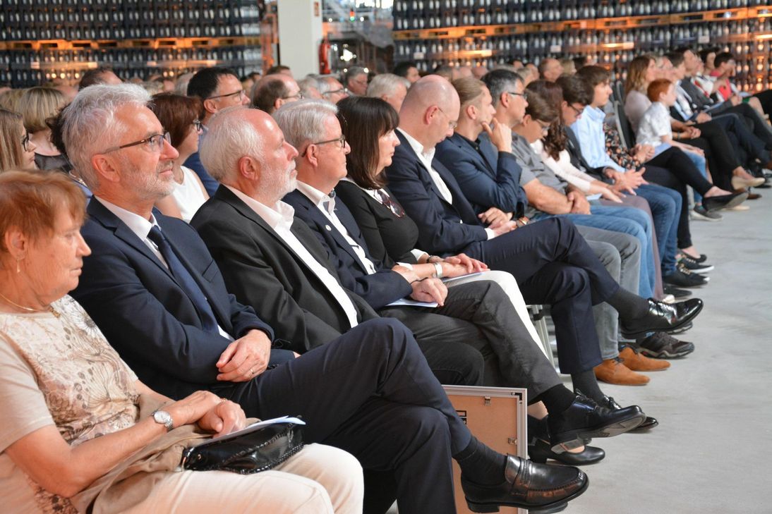 Das Benefizkonzert fand in der neuen, etwa 8.500 Quadratmeter großen Mehrwegproduktionshalle des Gerolsteiner Brunnen statt. Dieser nicht alltägliche Konzertsaal verlieh dem Konzert den passenden Rahmen. Foto: Woltmann
