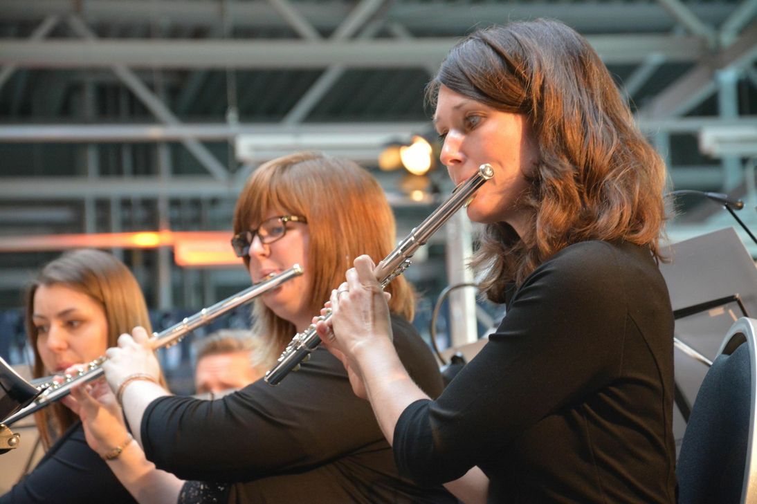 Die rund 70 Musiker des sinfonischen Blasorchesters begeisterten das Publikum. Foto: Woltmann