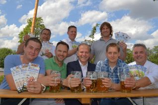 Bürgermeister Dr. Andreas Nikolay (m.) freut sich mit den Organisatoren und dem Medienpartner WochenSpiegel auf die Oktoberfest-Premiere am 11. September: Als Stadtoberhaupt obliegt ihm natürlich der obligatorische Fassanstich.