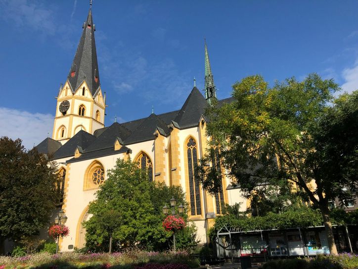 Auch in der Sankt Laurentius Kirche in Ahrweiler finden derzeit keine Gottesdienste mit Gläubigen statt. Foto: Wicher