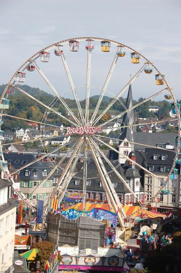 Auf dem "Roue Parisienne" können Freunde erlesener Speisen und guter Weine die Weinprobe mit Flying Dinner erleben.