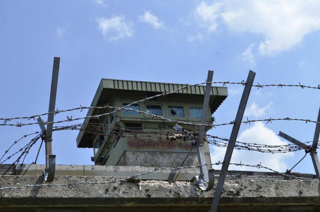 Mit Stacheldraht gesichert: Ein Blick auf den mit Panzerglas versehenen Turm. Fotos: M. Nielen