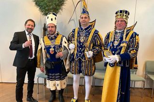 Das Emmelshausener Dreigestirn ließ es sich nicht nehmen, dem Neujahrsempfang der Verbandsgemeinde einen Besuch abzustatten. Hier mit Bürgermeister Peter Unkel.