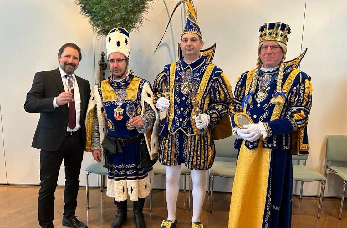 Das Emmelshausener Dreigestirn ließ es sich nicht nehmen, dem Neujahrsempfang der Verbandsgemeinde einen Besuch abzustatten. Hier mit Bürgermeister Peter Unkel.