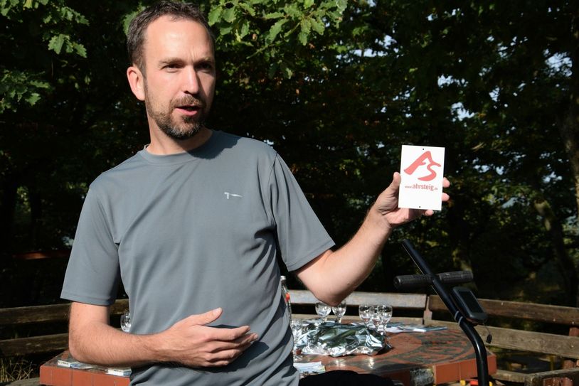 Wegemanager Matthias Irle hat die neue fünfte Etappe des »AhrSteigs« nun durchgehend markiert. Foto: Th. Wirtz